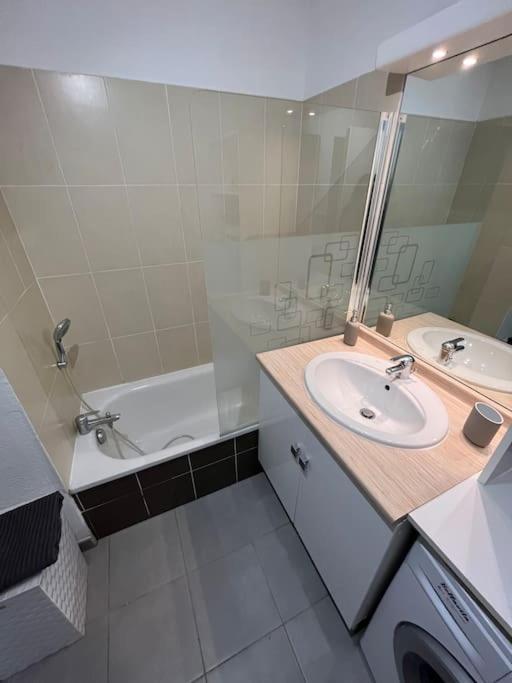 Joli Appt 45 M2 Avec Terrasse Apartment Lunel  Exterior foto